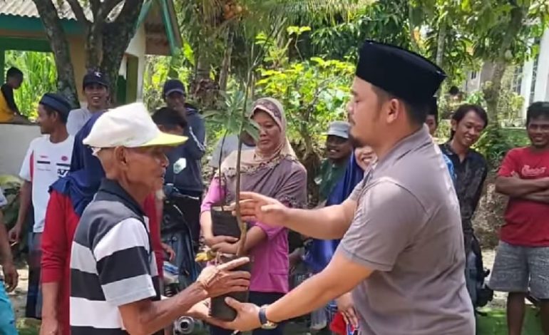  Anggota DPRD Lampung Wahrul Fauzi Silalahi Bagikan Bibit Tanaman Buah