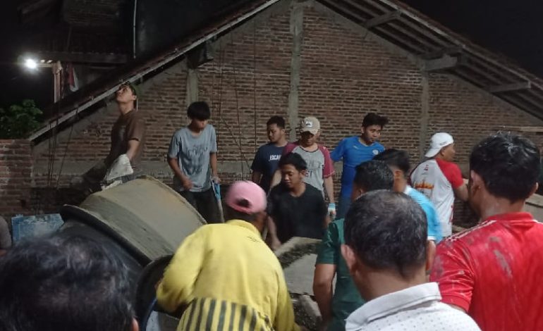  Warga LDII Hajimena Cor Atap Kamar Mandi Masjid Da’watul Ihsan Perumahan Puri Sejahtera