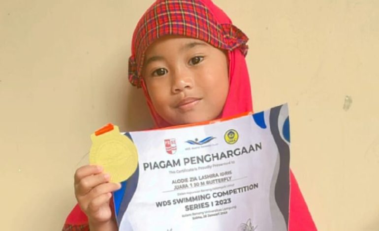  Alodie Zia Lashira Indris Siswi TKIT Qurrota A’yun Rajabasa Juara I Butterfly WDS Swimming Competition Series