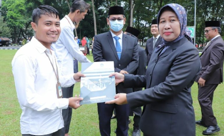  Rektor Unila Lusmeilia Afriani Serahkan SK Kenaikan Jabatan Akademik