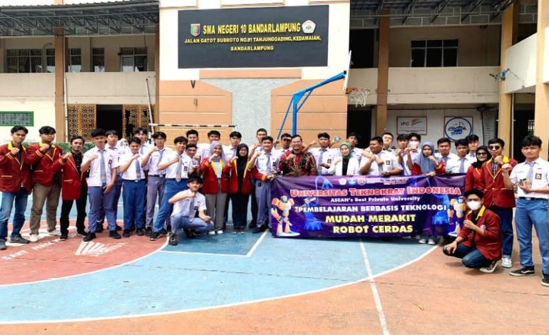  PTS Terbaik ASEAN Universitas Teknokrat Indonesia Pengabdian di SMAN 10 Bandar Lampung, Siswa Berlatih Rakit Robot