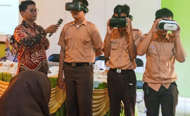  PTS Terbaik ASEAN Universitas Teknokrat Indonesia Kenalkan Metaverse di SMKN 3 Metro, Mahathir Muhammad Dorong Siswa Lanjutkan Pendidikan Tinggi