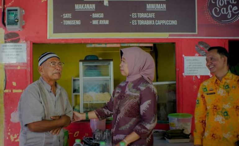  Rektor Universitas Lampung Lusmeilia Afriani Motivasi Siswa SMAN 2 Bandar Lampung, Sempatkan Nostalgia di Bakso Pak Min
