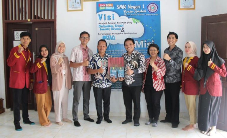  PTS Terbaik ASEAN Universitas Teknokrat Indonesia Beri Pelatihan TOEIC di SMKN 1 Braja Selebah Lampung Timur