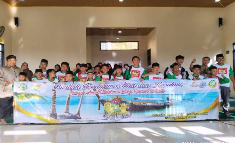  50-an Yatim Wisata di Pantai Mutun Inisiasi Dewan Dakwah, Pulangnya Dapat Uang dan Sembako