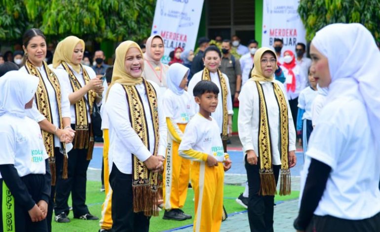 Iriana Jokowi Kunjungi Lampung, Ikuti Permainan Tradisional di SDN 2 Rawalaut