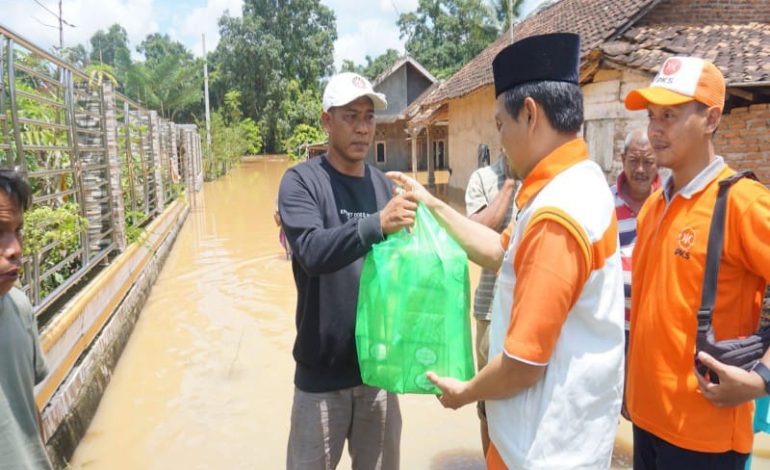  Mufti Salim Kunjungi Korban Banjir Lampung Utara