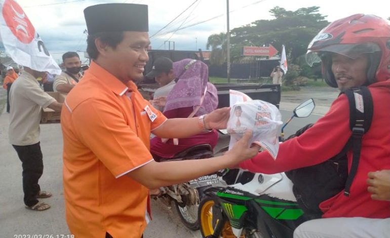  Mufti Salim Bagi Makanan Berbuka di Yukumjaya, Dorong Kader PKS Perbanyak Filantropi Ramadan