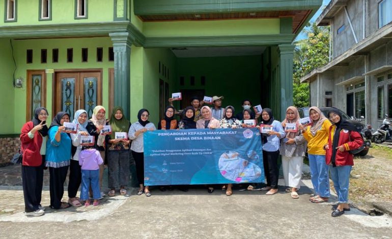  PTS Terbaik ASEAN Universitas Teknokrat Indonesia Latih Aplikasi Keuangan dan Digital Marketing UMKM Desa Hanura