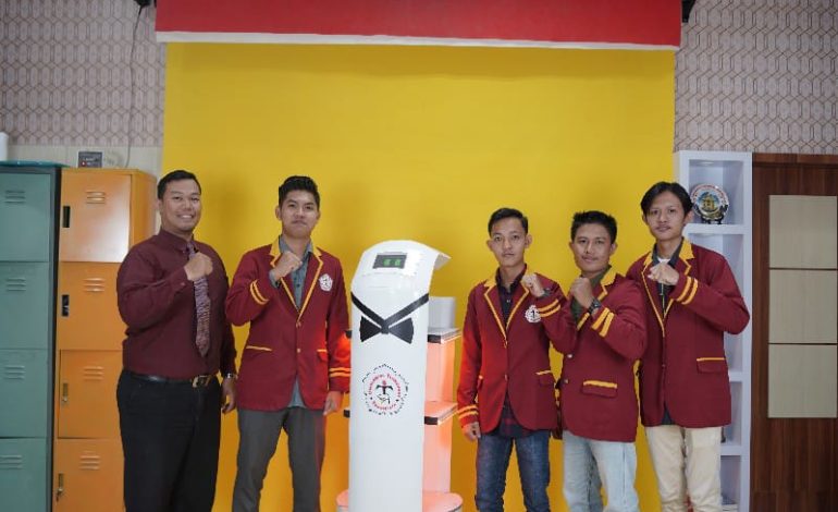  PTS Terbaik ASEAN Universitas Teknokrat Indonesia Kembangkan Robot Pengantar Makanan