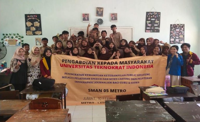  PTS Terbaik ASEAN Universitas Teknokrat Indonesia Latih Public Speaking dan Infographic Journalism Siswa dan Guru SMAN 5 Metro
