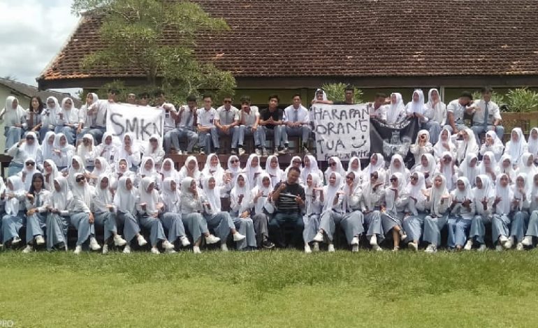  Keseruan Foto Angkatan SMKN 1 Terbanggi Besar, Mobil Pemadam Kebakaran Diikutsertakan
