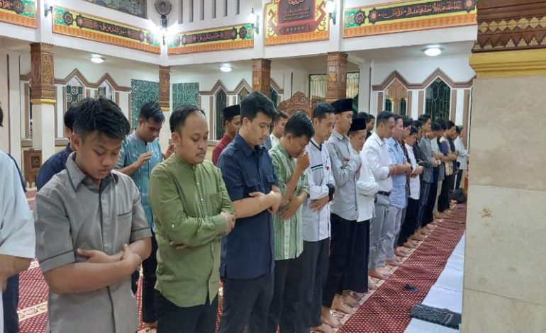  Rektor Ikuti Salat Tarawih Malam Ke-7 di Masjid Asmaul Yusuf PTS Terbaik ASEAN Universitas Teknokrat Indonesia