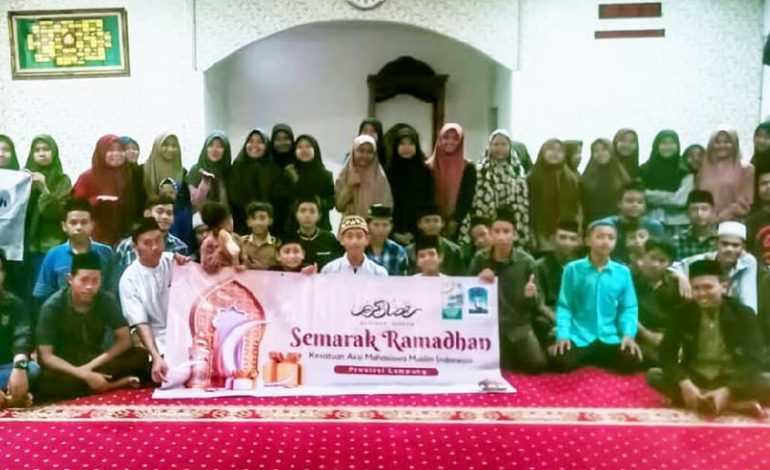  KAMMI Lampung dan Kombi Berbagi di Panti Asuhan Qoroba Mulya
