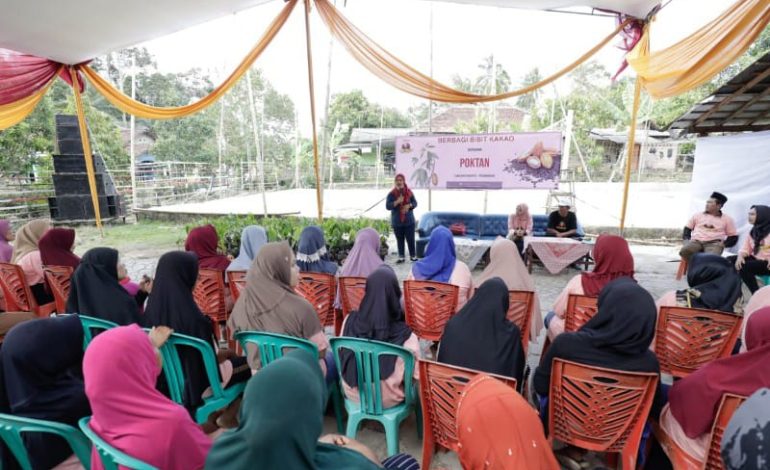  Bantu Perekonomian Warga, Mak Ganjar Lampung Bagikan 100 Bibit Kakao