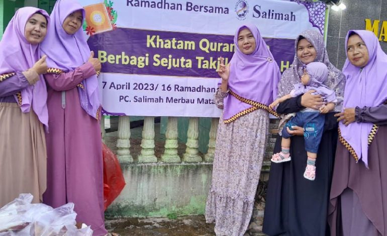  PC Salimah Merbau Mataram Berbagi Takjil di Depan Masjid Nurul Huda