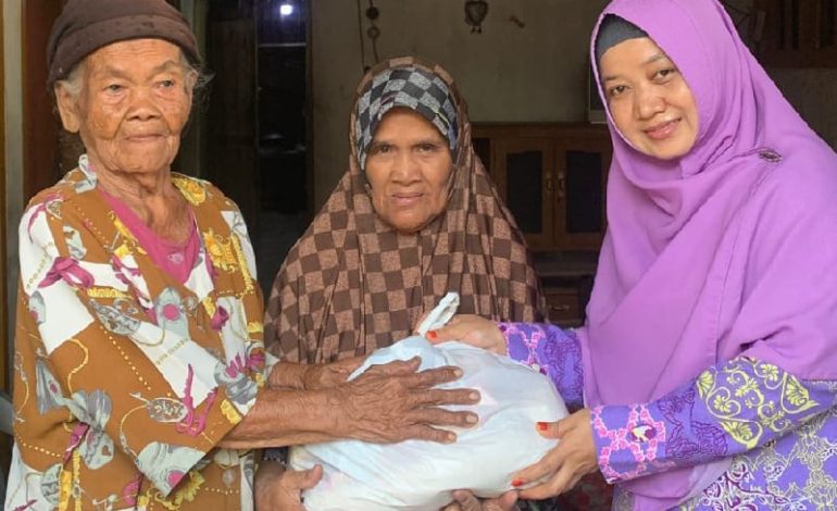  Salimah Pringsewu Bagikan 30 Paket Sembako