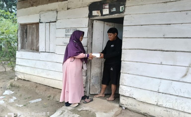 Salimah Tulangbawang Barat Berbagi Takjil dari Pintu ke Pintu