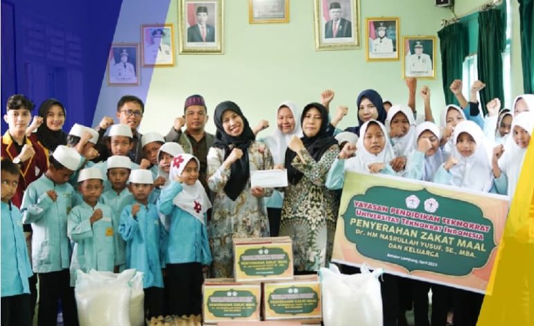  PTS Terbaik ASEAN Universitas Teknokrat Indonesia Tunaikan Zakat Mal, Anak-Anak Panti Asuhan Panjatkan Doa Tulus Memberkahkan