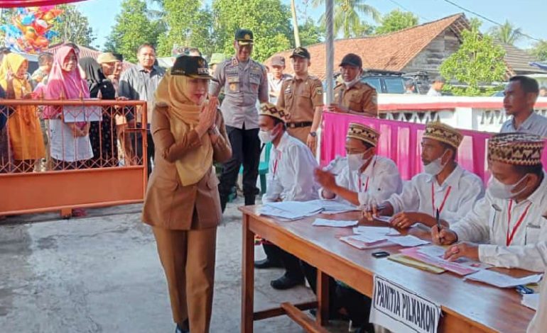  Bupati Tanggamus Dewi Handajani Pantau Pemilihan Kepala Pekon Serentak