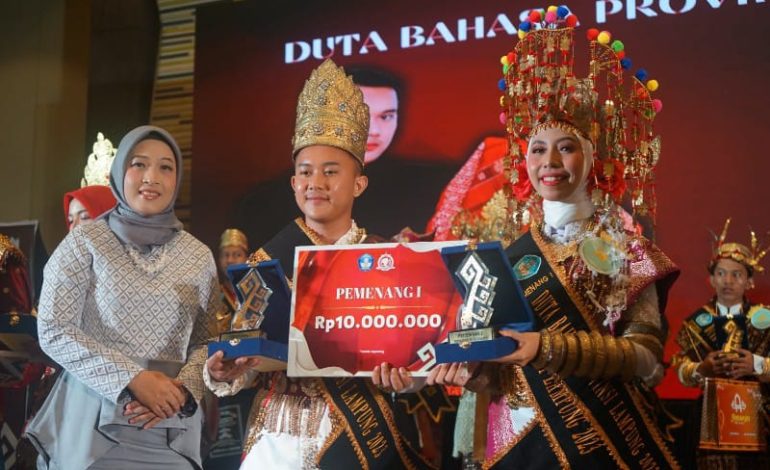  Penganugerahan Duta Bahasa Provinsi Lampung 2023, Yogi Era Reforma dan Rifa Nabilah Putri Juara I
