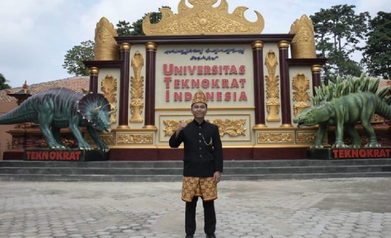  Mahasiswa PTS Terbaik ASEAN Universitas Teknokrat Indonesia Yayat Afandy Upacara Hardiknas Wakili LLDikti Wilayah II