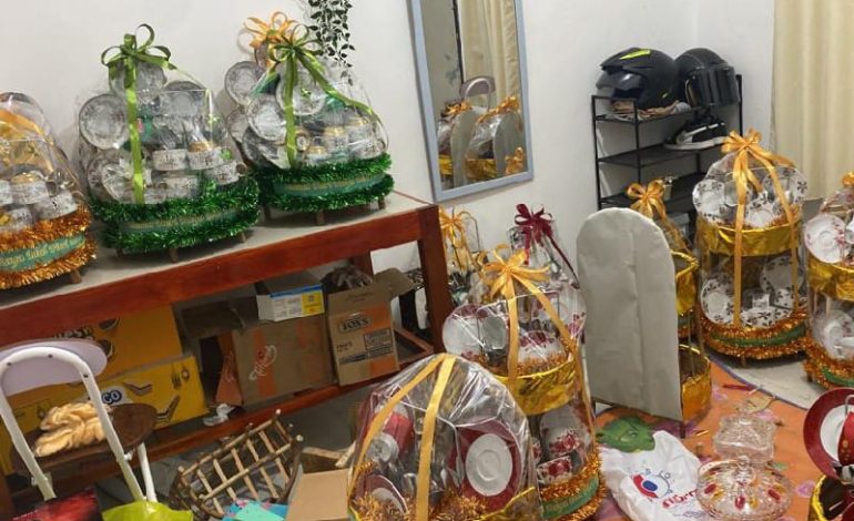  Jelang Lebaran Lalu Aninda di Bandarjaya Lampung Tengah Kewalahan Penuhi Pesanan Parsel