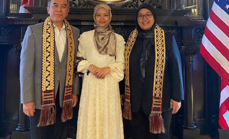 Sekar Kinasih Mahasiswi Universitas Teknokrat Indonesia Peserta Pertukaran Pelajar Internasional Berikan Tapis Lampung kepada Pejabat Kedubes
