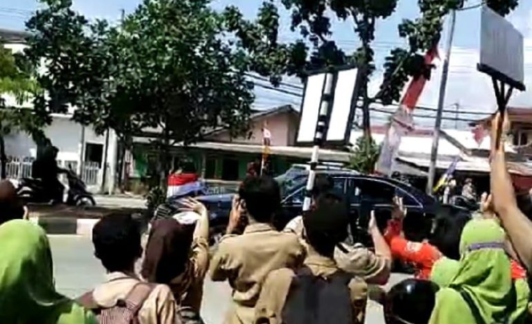  Jokowi ke Lampung, Siswa SMAN 5 Bandar Lampung Antusias Tunggu di Pinggir Jalan