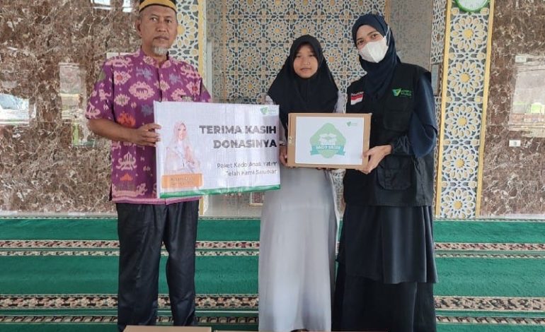  Dompet Dhuafa Kerja Sama Khamidah Eka Safitri Salurkan 40 Alquran dan 4 Kado Anak Yatim