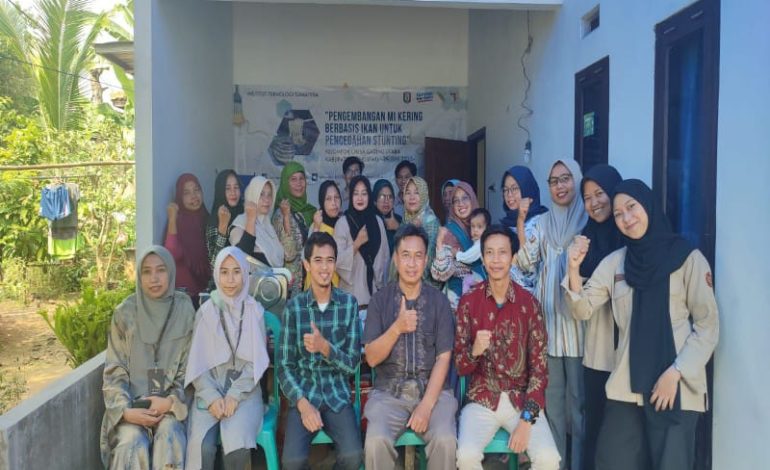  Dosen dan Mahasiswa Itera kembangkan Mi Kering Berbasis Ikan di Pringsewu
