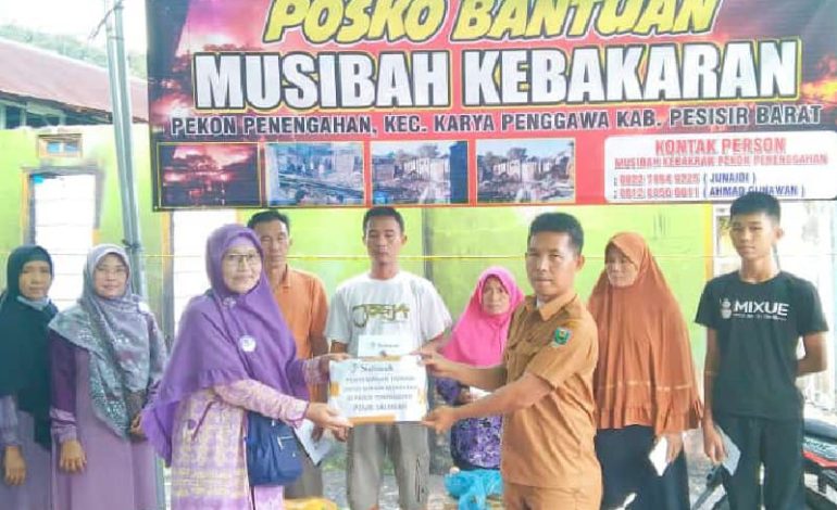  Salimah Pesisir Barat Salurkan Bantuan untuk Korban Kebakaran di Pekon Penengahan