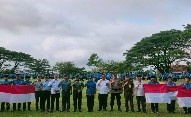  Bupati Tanggamus Dewi Handajani Pemimpin Upacara Hari Koperasi, Hari Kelautan, dan Hari Anak Nasional.