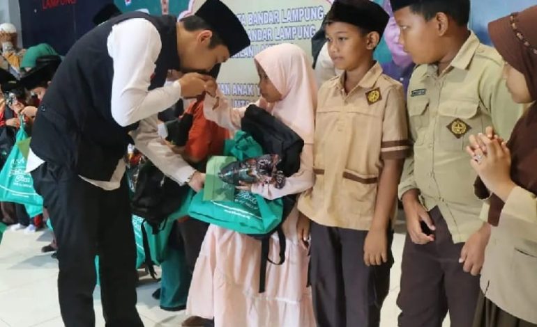  Festival Muharam Dompet Dhuafa Lampung, Yogi Achmad Fajar Cium Tangan Anak Yatim