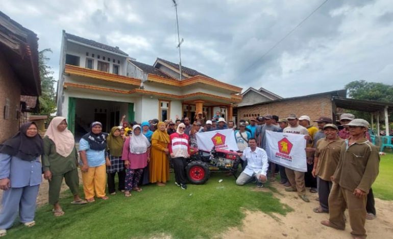  Dari Desa ke Desa, Dwita Ria Turun Langsung Bawa Bantuan untuk Masyarakat