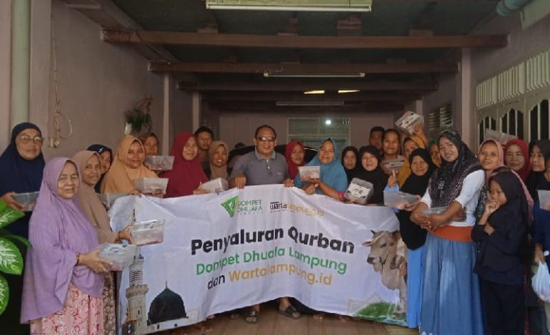  Dompet Dhuafa dan Wartalampung.id Salurkan Daging Kurban di 4 Titik