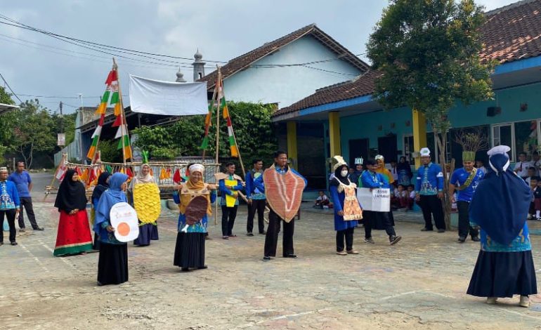  MPLS SDIT Fitrah Insani Kedamaian, Guru Sambut dengan Sayuran dan Aksesori Barang Bekas