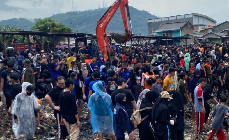  Pandawara Group Inisiasi Bersih-Bersih Pantai Sukaraja Bandar Lampung