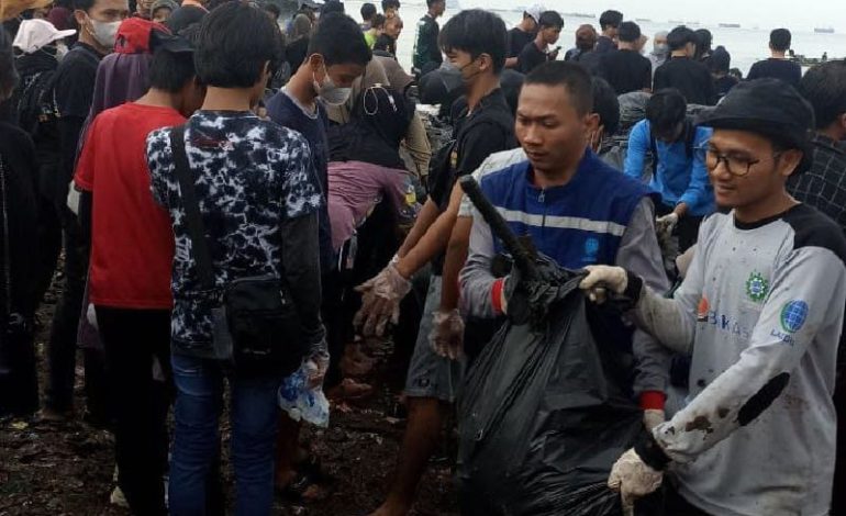  Relawan LAZDAI Peduli Ikut Bersihkan Sampah Pantai Sukaraja Inisiasi Pandawara Group