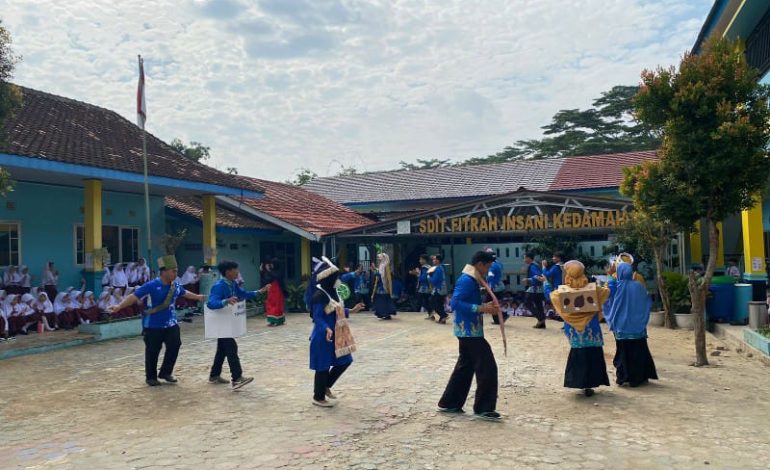  SDIT Fitrah Insani Kedamaian Gelar MPLS, Siswa Titi Jembatan Disambut Guru di Gerbang