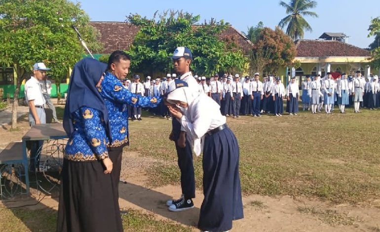  SMKN 1 Terbanggi Besar Masa Pengenalan Lingkungan Sekolah, Umi Tarsih: SMK Bisa! SMK Unggul! SMK Hebat!