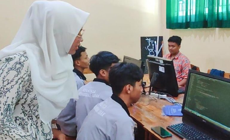  Universitas Teknokrat Indonesia Pengabdian di SMK Negeri 7 Bandar Lampung, Latih Pemrograman Web Gunakan CodeIgniter