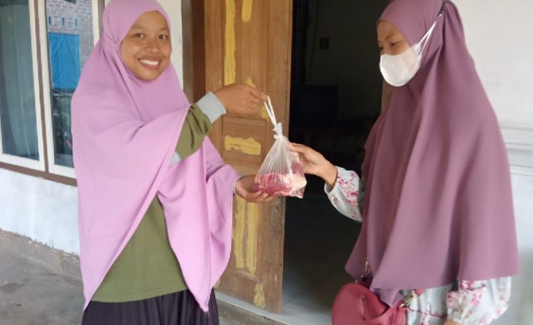  Salimah Purbolinggo Bagikan Daging Kurban
