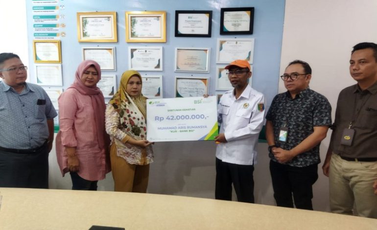  Abdul Hakim Serahkan Santunan Kematian Rp42 Juta