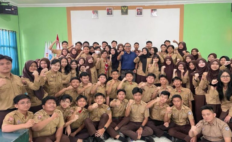  Adian Saputra Narasumber Seminar Kebhinnekaan di SMAN 2 Bandar Lampung