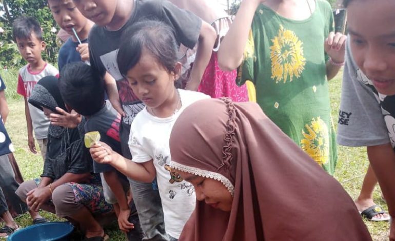  Lestarikan Kearifan Lokal, Karang Taruna Gunung Kemala Lomba Ngukogh Kelapa