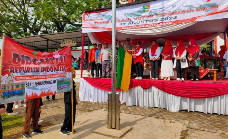  Bupati Tanggamus Dewi Handajani Lepas Ribuan Peserta Karnaval Budaya di Lapangan Merdeka Kotaagung