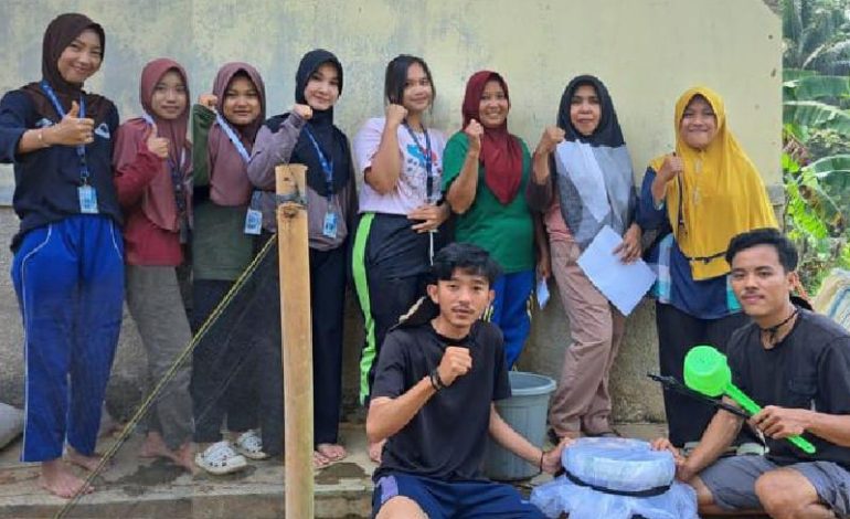  Mahasiswa KKN Unila Ajak Petani Cimarias Bangunrejo Buat Pupuk Organik Kotoran Kambing
