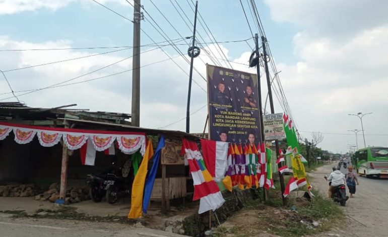  Pedagang Bendera Mulai Ramai di Bandar Lampung, Senang Ada Guru Beli Sampai 12 Lembar