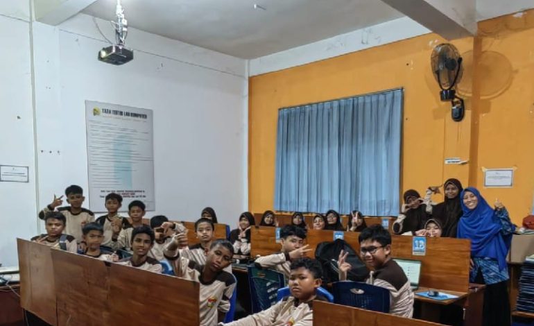 Milah Smart Narasumber Ekskul Desain Grafis SMPIT Daarul ‘Ilmi Bandar Lampung